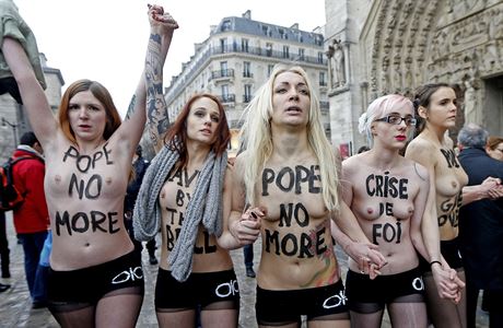 Performance aktivistek z Femen v poslední dob okuje pedevím turisty hlavn...