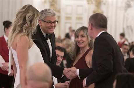 Ministr financ Andrej Babi s partnerkou Monikou se na plese na Praskm hrad...