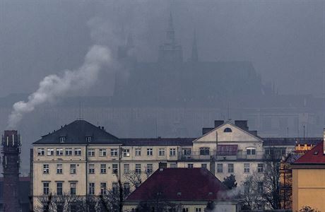 Praský hrad se ztrácí ve smogu.