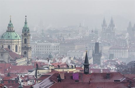 Prask centrum zahalen ve smogu.