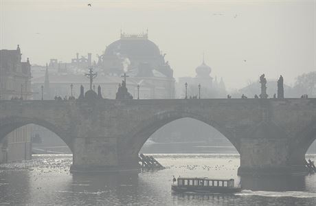 Pohled na Karlv most a Nrodn divadlo (v pozad) v Praze, kde byla 20. ledna...