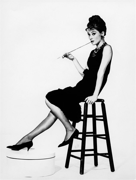 Audrey Hepburnová oblečená v šatech z filmu Snídaně u Tiffanyho (1961)