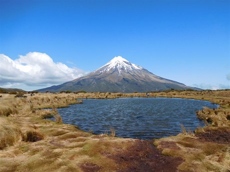 Pi bezvtí je moné spatit v jezeru odraz Mt. Taranaki