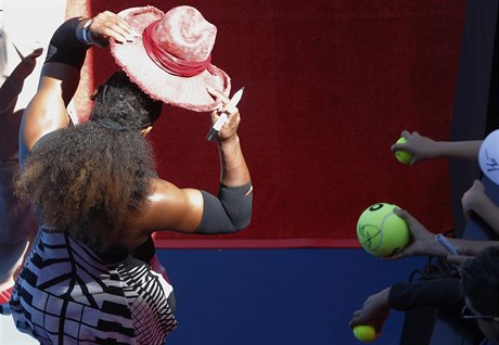 Serena Williamsová s kloboukem od Gai Waterhousové.
