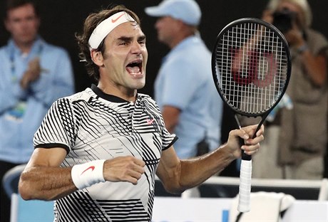 Roger Federer slaví triumf na letoním Australian Open.