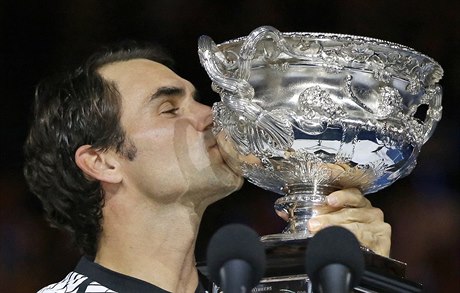 Roger Federer líbá trofej pro vítze Australian Open.