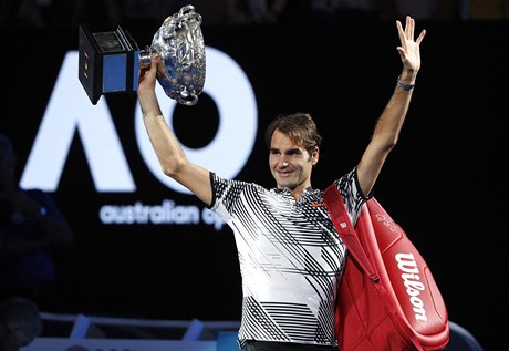 Roger Federer slaví triumf na Australian Open 2017.