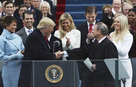 Donald Trump pi své inauguraci v blízkosti rodiny