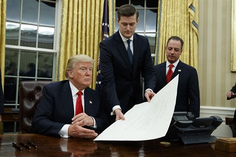 Donald Trump podepisuje dokument - ilustrační foto.