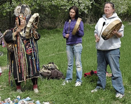 Veřejný, volně přístupný rituál svěcení stromu, jenž Čechy seznamoval s tuvinskou kulturou.