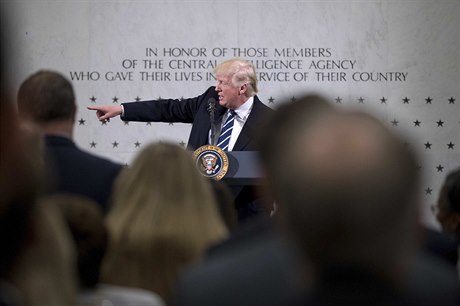 President Donald Trump hovoí v centrále CIA.