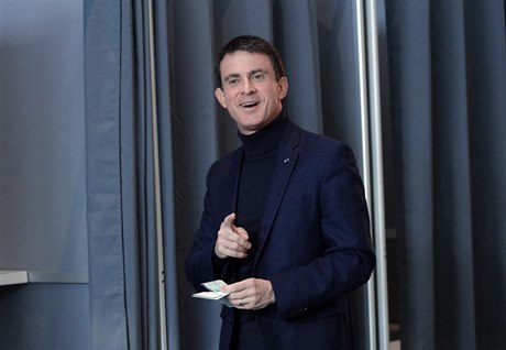 Bývalý francouzský premiér Manuel Valls ve volební místnosti.