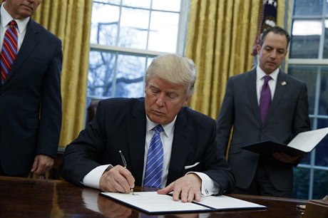 Donald Trump podepisuje nové dekrety (ilustraní foto).