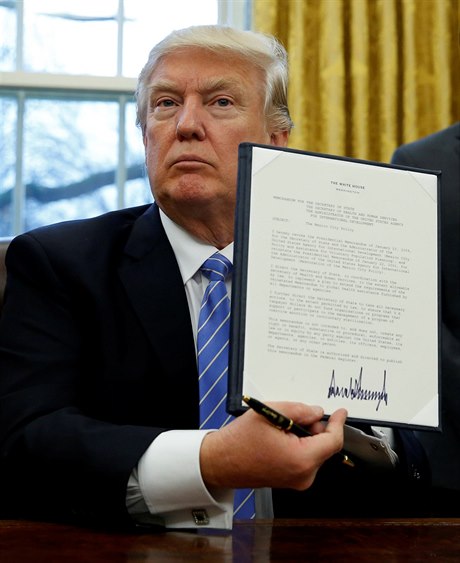 Donald Trump pi podpisu jednoho z píkaz.