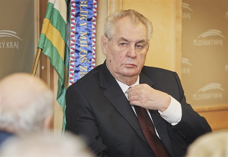 Prezident Zeman si povoluje kravatu.