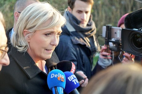 Marine Le Penová u uprchlického tábora v Grand-Synthe