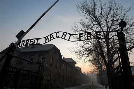Slogan nad vraty Osvětimi „Arbeit macht frei“ - „Prací ke svobodě“. Věta je...