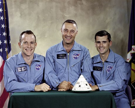 Posádka Apolla 1 ped 50 lety uhoela v kabin pi testu. Zleva  Edward H....
