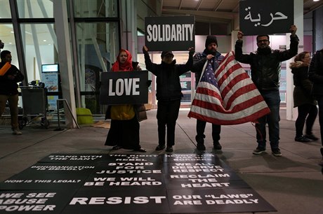 Lidé protestovali na letiti JFK v New Yorku