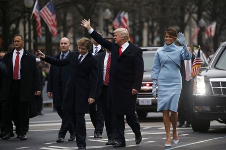 Donald Trump s manelkou Melanií a nejmladím synem Barronem pi prvodu...