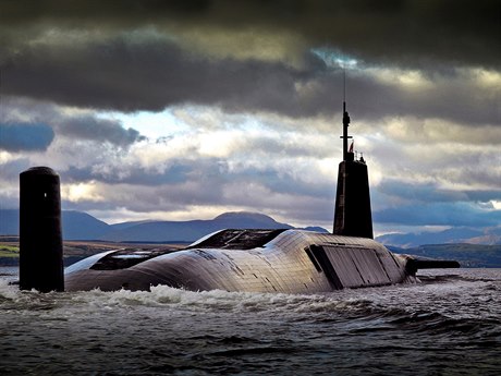 Britská ponorka HMS Vengeance nesoucí raketový systém Trident pi cest na svou...
