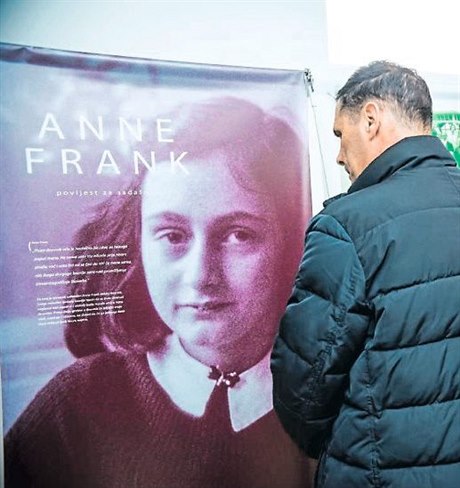Návštěvník výstavy o Anně Frankové v chorvatském Šibeniku.