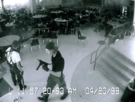 Eric Harris (vlevo) a Dylan Klebold na záznamu bezpenostní kamery pi masakru...