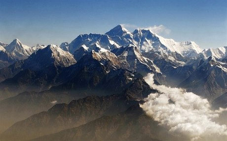 Pohled na Mount Everest a dalí vrcholky.