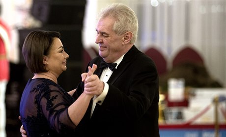 Prezident Milo Zeman taní s manelkou Ivanou na plese, který spolu poádali...