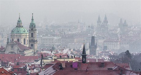 Pražské centrum zahalené ve smogu.