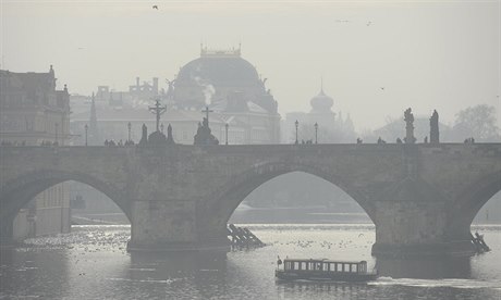 Pohled na Karlův most a Národní divadlo (v pozadí) v Praze, kde byla 20. ledna...