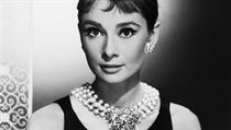 Audrey Hepburnová oblečená v šatech z filmu Snídaně u Tiffanyho (1961)