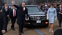 Prezident Donald Trump s prvn dmou stojc vedle sv nov Bestie, limuzny...