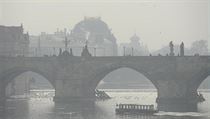 Pohled na Karlv most a Nrodn divadlo (v pozad) v Praze, kde byla 20. ledna...
