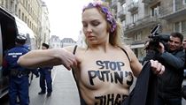 Spoe odn ukrajinsk aktivistka z hnut Femen protestuje proti nvtv...