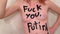 Aktivistka ukrajinsk skupiny Femen protestuje na Facebooku proti rusk...