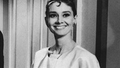 Audrey Hepburnová obleená v atech z filmu Snídan u Tiffanyho (1961)