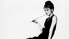 Audrey Hepburnová oblečená v šatech z filmu Snídaně u Tiffanyho (1961) | na serveru Lidovky.cz | aktuální zprávy