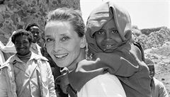 Rok 1988 v Etiopii, ambasadorka UNICEF Audrey Hepburnová navtívila centrum...