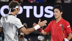 Kei Niikori gratuluje Rogeru Federerovi.