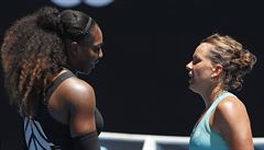 Amerianka Serena Williamsová a Barbora Strýcová v osmifinále Australian Open.