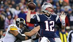 Tom Brady z New England Patriots pod tlakem.