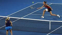 Karolína Plíková v osmifinále Australian Open proti Darje Gavrilovové.