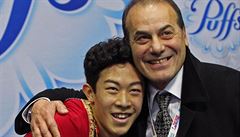 Nathan Chen po své rekordní volné jízd� se svým trenérem.