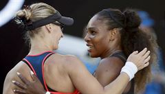 Amerianka Serena Williamsová pijímá gratulace od Chorvatky Mirjiny Luiové...