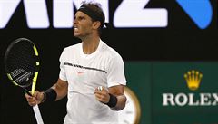 Rafael Nadal slaví jeden z bod ve finále Australian Open proti Rogeru...