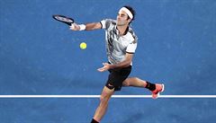 Roger Federer na síti ve finále Australian Open.