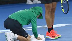 Rafael Nadal si nechává oistit místo pro podání.