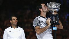 Roger Federer s trofejí pro ampiona Australian Open.