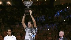 Roger Federer s trofejí pro ampiona Australian Open, tleská mu Rod Laver.